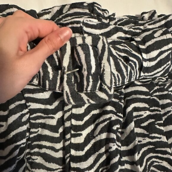 Solid and Striped zebra print shorts with belt - Picture 5 of 6